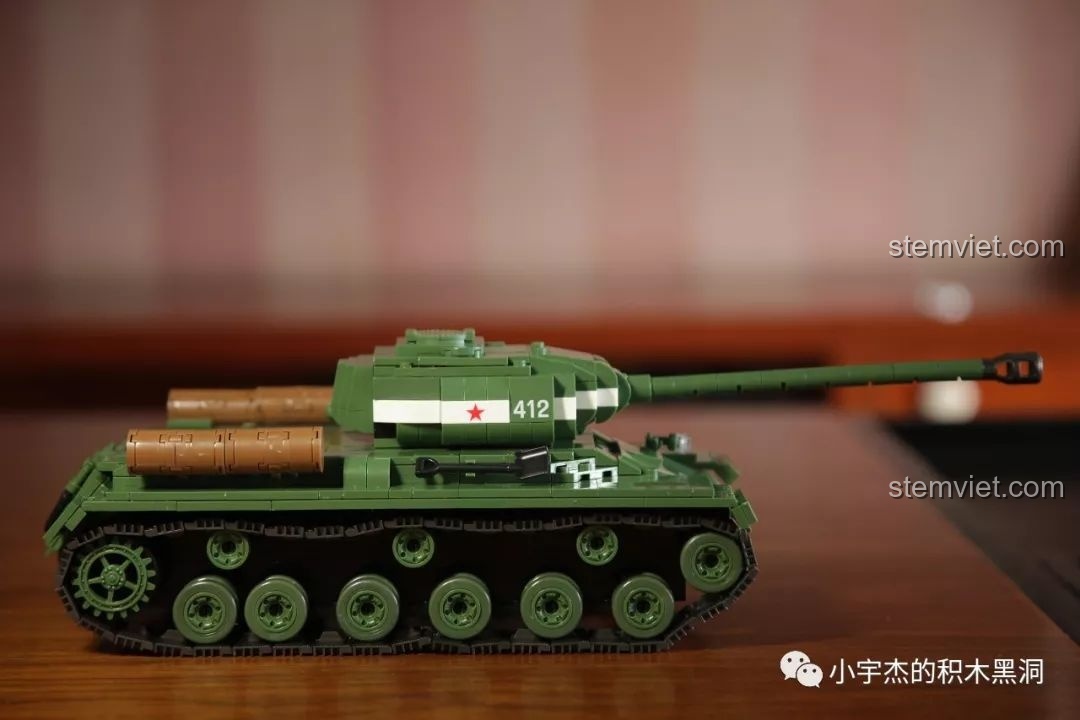 Hình ảnh minifigure lính bị thương của bộ đồ chơi lắp ráp xe tăng hạng nặng IS-2M QUANGUAN 100062, giúp bé trai phát triển tư duy.