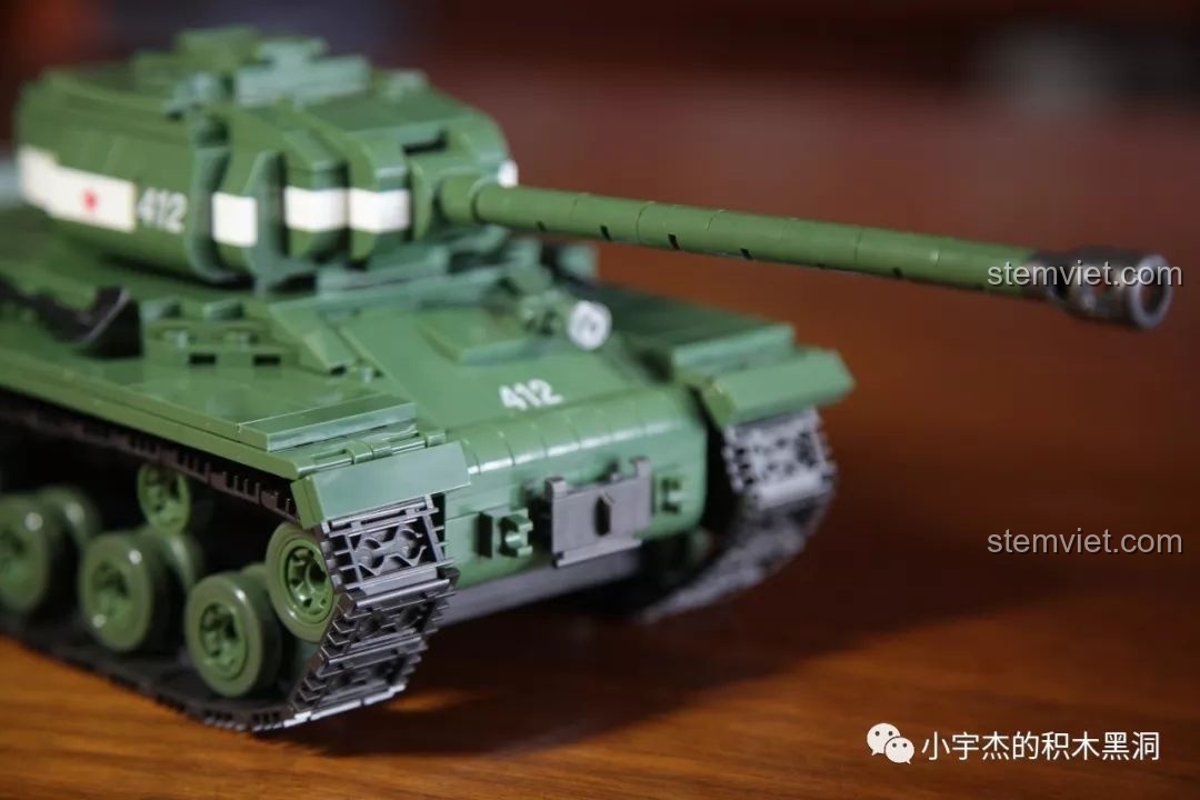 Hình ảnh minifigure lính bị thương nhìn từ phía sau của bộ đồ chơi lắp ráp xe tăng hạng nặng IS-2M QUANGUAN 100062, giúp bé trai phát triển tư duy.