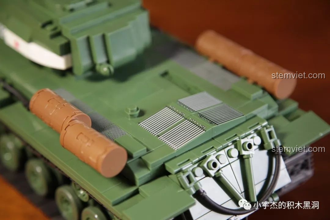 Hình ảnh minifigure lính bị thương nhìn từ phía trước của bộ đồ chơi lắp ráp xe tăng hạng nặng IS-2M QUANGUAN 100062, giúp bé trai phát triển tư duy.