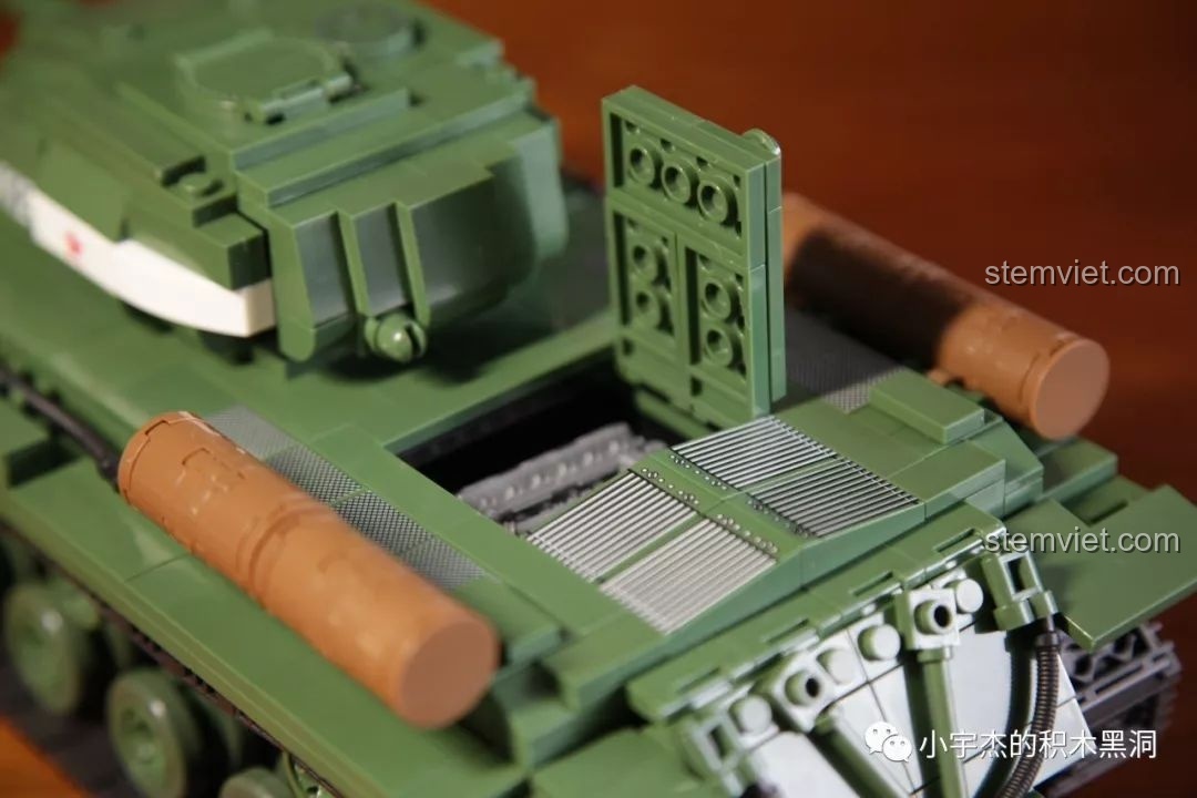 Hình ảnh minifigure lính bị thương đội mũ sắt của bộ đồ chơi lắp ráp xe tăng hạng nặng IS-2M QUANGUAN 100062, giúp bé trai phát triển tư duy.