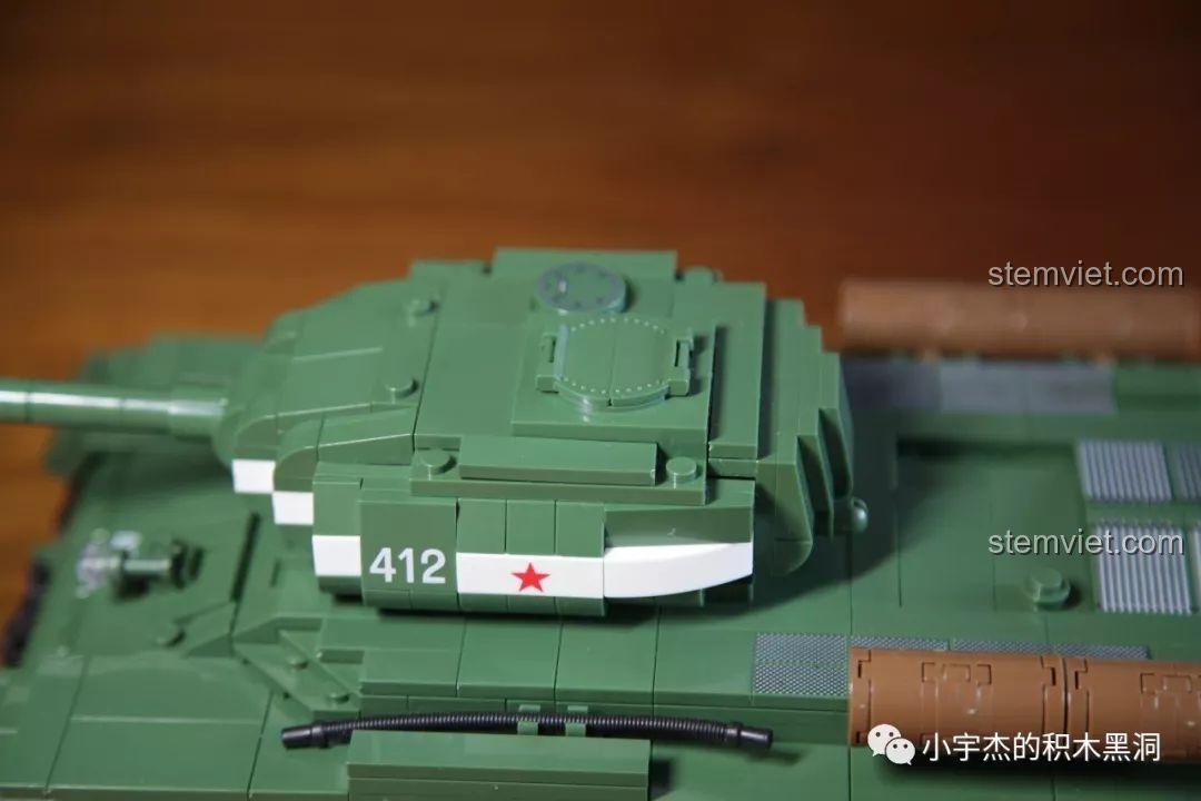 Hình ảnh bảng vũ khí phong phú đi kèm bộ đồ chơi lắp ráp xe tăng hạng nặng IS-2M QUANGUAN 100062, giúp bé trai phát triển tư duy.