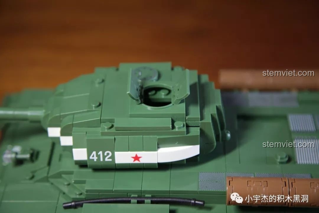 Hình ảnh súng tiểu liên PPS-43 7.62mm đi kèm bộ đồ chơi lắp ráp xe tăng hạng nặng IS-2M QUANGUAN 100062, giúp bé trai phát triển tư duy.
