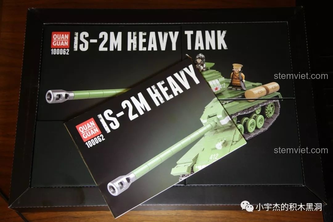 Hình ảnh sách hướng dẫn lắp ráp được giấu trong hộp của bộ đồ chơi lắp ráp xe tăng hạng nặng IS-2M QUANGUAN 100062, giúp bé trai phát triển tư duy.