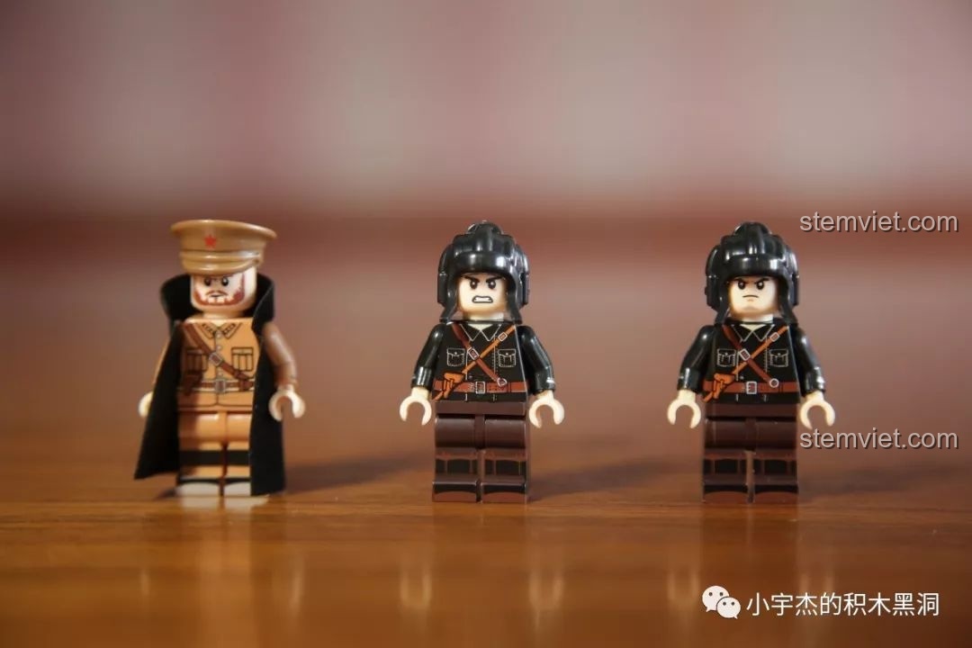 Hình ảnh súng lục TT1930/33 “Tokarev” đi kèm bộ đồ chơi lắp ráp xe tăng hạng nặng IS-2M QUANGUAN 100062, giúp bé trai phát triển tư duy.