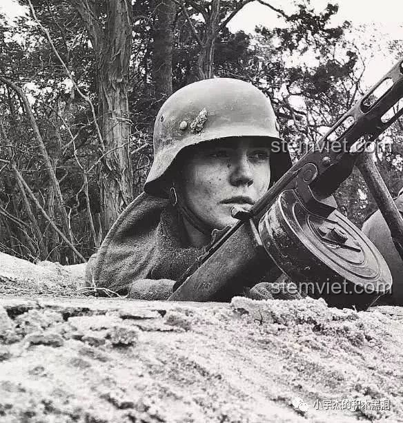 Hình ảnh hai động cơ nguyên khối của bộ đồ chơi lắp ráp xe tăng hạng nặng IS-2M QUANGUAN 100062, giúp bé trai phát triển tư duy.