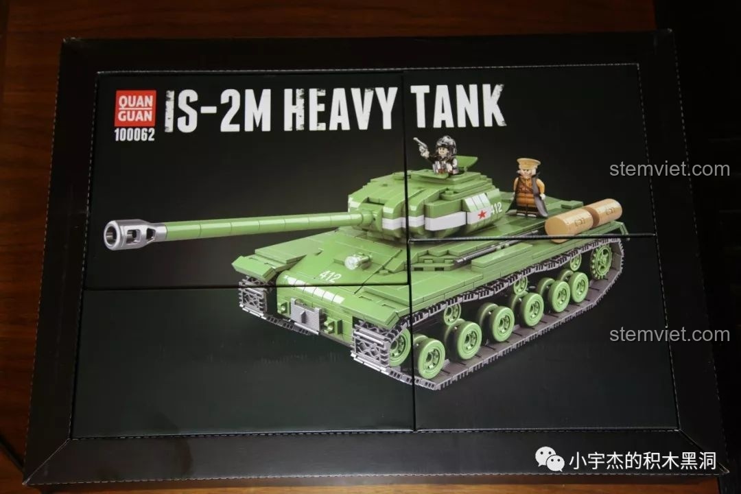 Hình ảnh các hộp nhỏ được xếp chồng lên nhau của bộ đồ chơi lắp ráp xe tăng hạng nặng IS-2M QUANGUAN 100062, giúp bé trai phát triển tư duy.