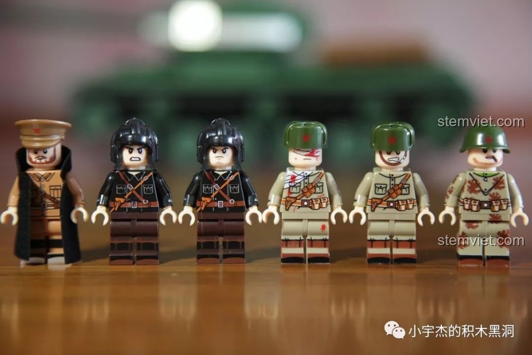 Hình ảnh hai xe tăng IS-2M đã hoàn thiện nhìn từ phía sau của bộ đồ chơi lắp ráp xe tăng hạng nặng IS-2M QUANGUAN 100062, giúp bé trai phát triển tư duy.