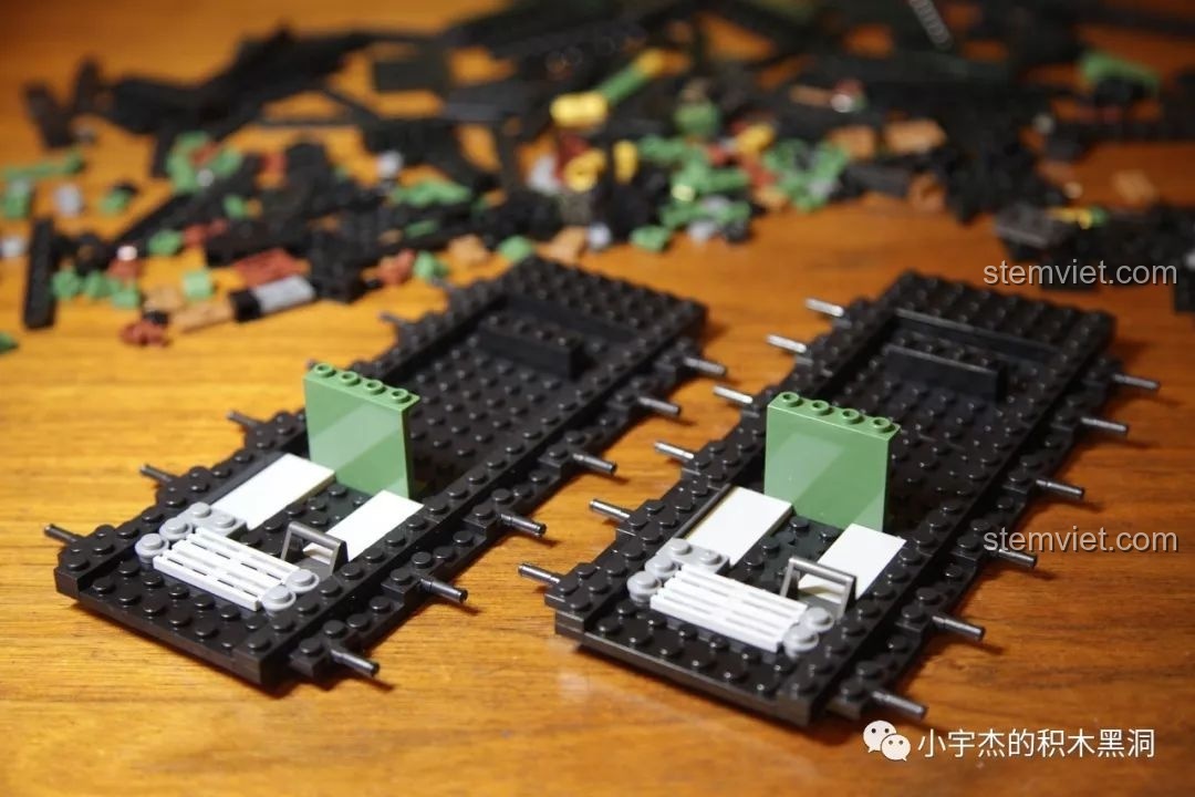 Hình ảnh hai xe tăng IS-2M đã hoàn thiện nhìn từ phía trước của bộ đồ chơi lắp ráp xe tăng hạng nặng IS-2M QUANGUAN 100062, giúp bé trai phát triển tư duy.