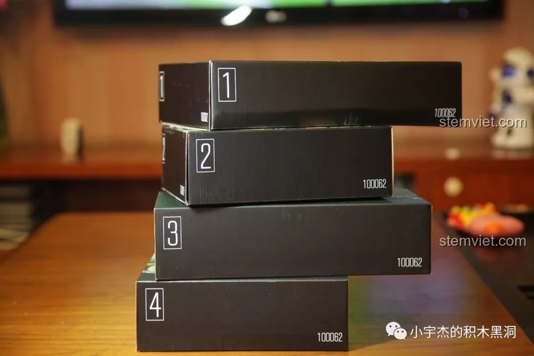 Hình ảnh các hộp nhỏ chứa linh kiện được đánh số của bộ đồ chơi lắp ráp xe tăng hạng nặng IS-2M QUANGUAN 100062, giúp bé trai phát triển tư duy.