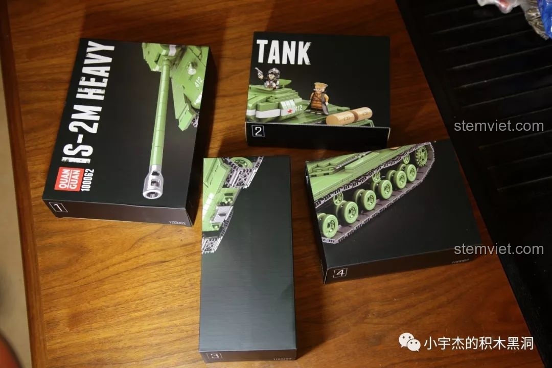 Hình ảnh sách hướng dẫn lắp ráp chi tiết của bộ đồ chơi lắp ráp xe tăng hạng nặng IS-2M QUANGUAN 100062, giúp bé trai phát triển tư duy.