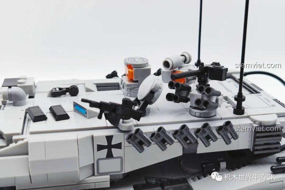 Cận cảnh phần động cơ và các chi tiết phía sau tháp pháo của mô hình xe tăng Leopard 2A7 JIESTAR 61036.