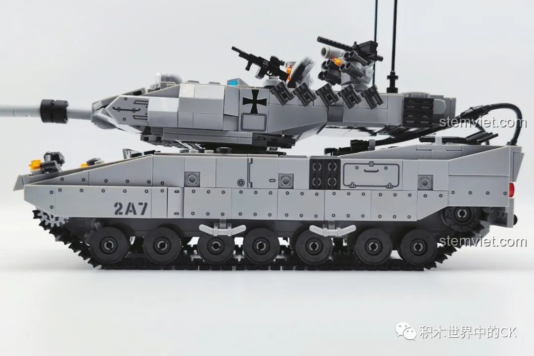 Cận cảnh phần đuôi xe tăng Leopard 2A7 JIESTAR 61036, với các chi tiết ống dẫn và đèn hậu, rất chân thực.