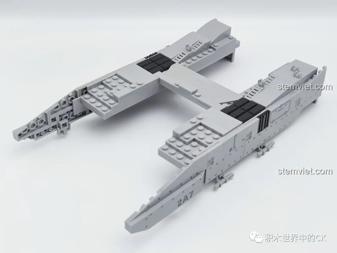 Các tấm giáp bên hông của bộ lắp ráp xe tăng Leopard 2A7 JIESTAR 61036 đang được lắp ghép, tạo hình dáng đặc trưng.