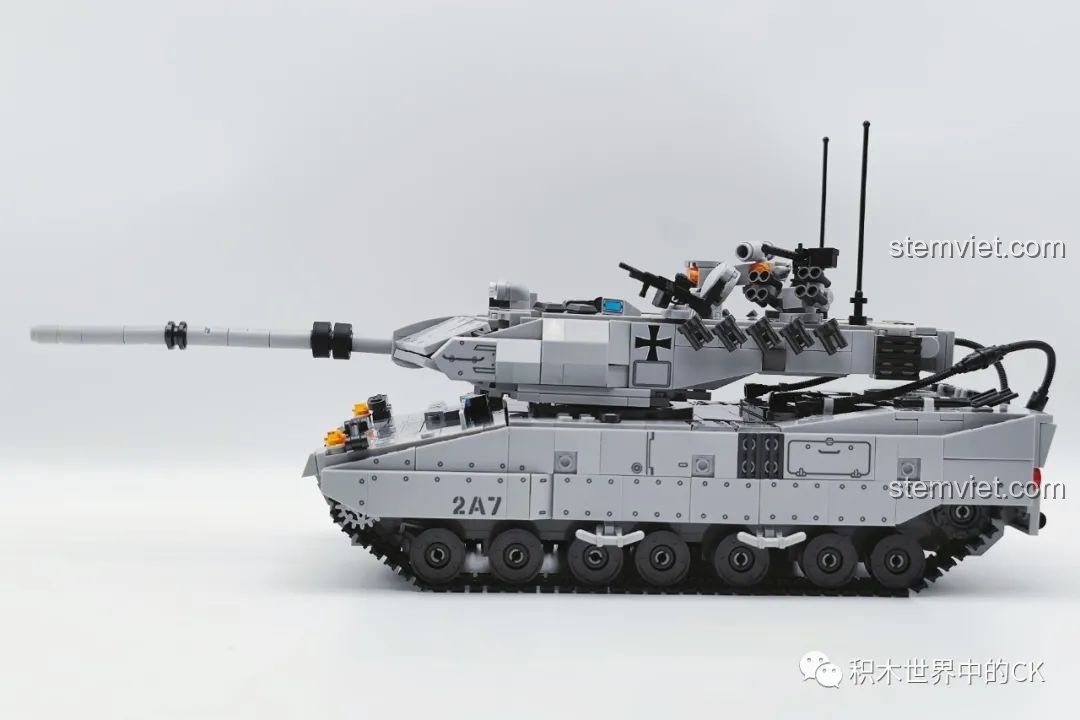 Góc nhìn bên hông của mô hình xe tăng Leopard 2A7 JIESTAR 61036, phô diễn hệ thống xích và giáp hông.
