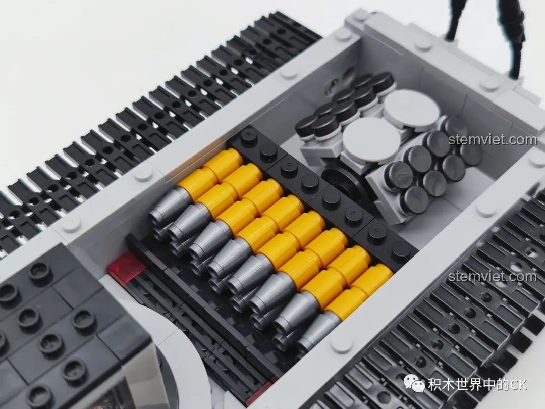 Mô hình xe tăng Leopard 2A7 JIESTAR 61036 hoàn chỉnh từ góc nhìn tổng thể, sẵn sàng trưng bày hoặc chơi.