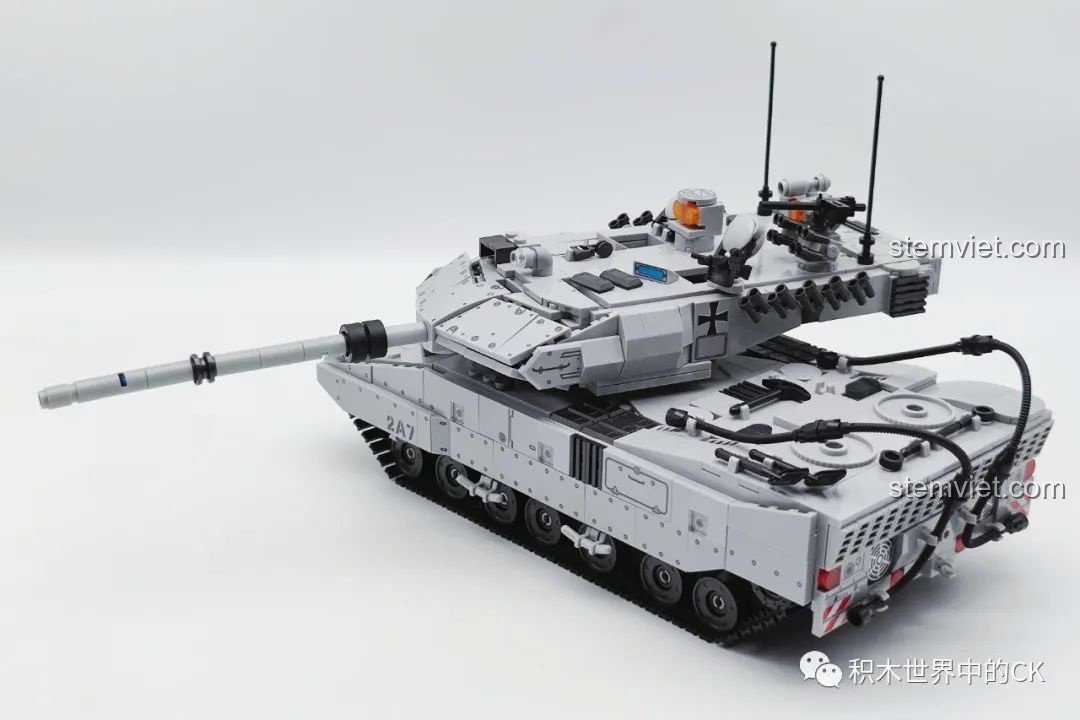 Mô hình xe tăng Leopard 2A7 JIESTAR 61036 hoàn chỉnh, thể hiện sự tỉ mỉ và độ chân thực của bộ lắp ráp.