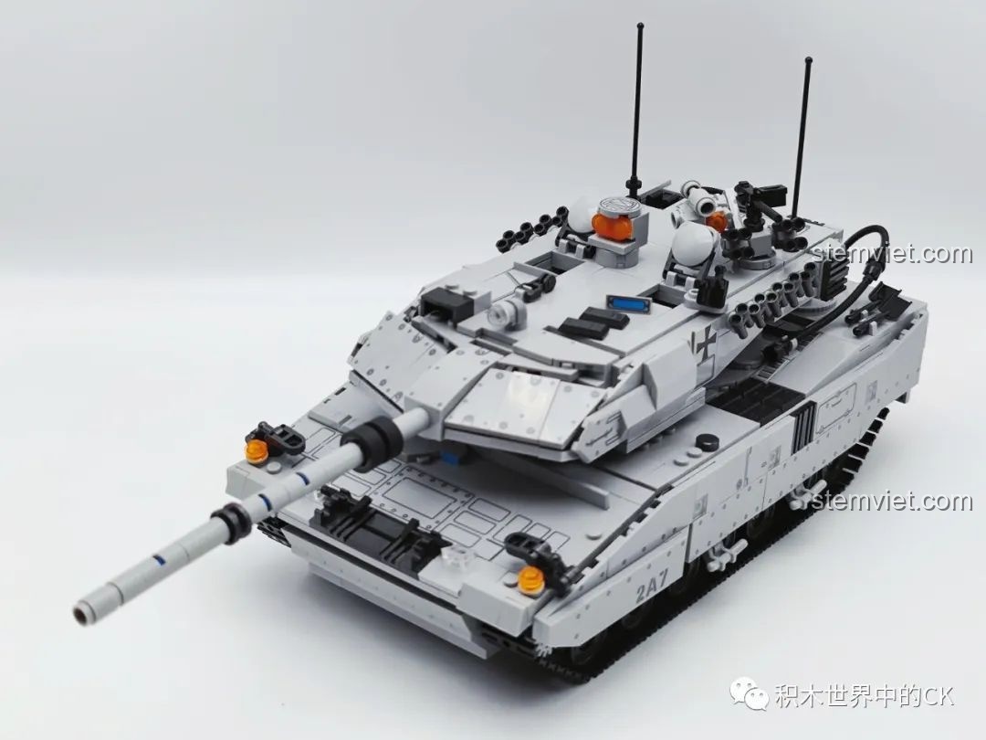 Mô hình xe tăng Leopard 2A7 JIESTAR 61036 hoàn chỉnh từ góc nhìn tổng thể, phô diễn thiết kế chân thực.