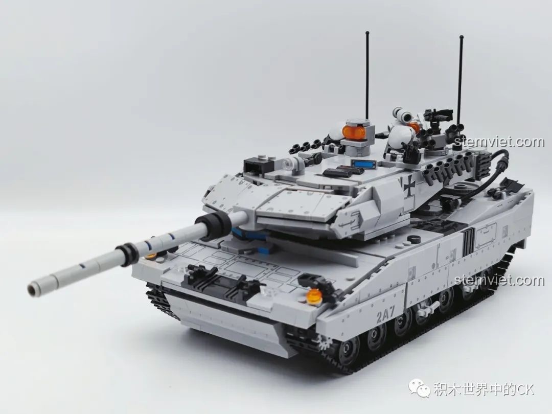 Mô hình xe tăng Leopard 2A7 JIESTAR 61036 hoàn chỉnh từ góc nhìn chính diện, thể hiện sự mạnh mẽ và chi tiết.