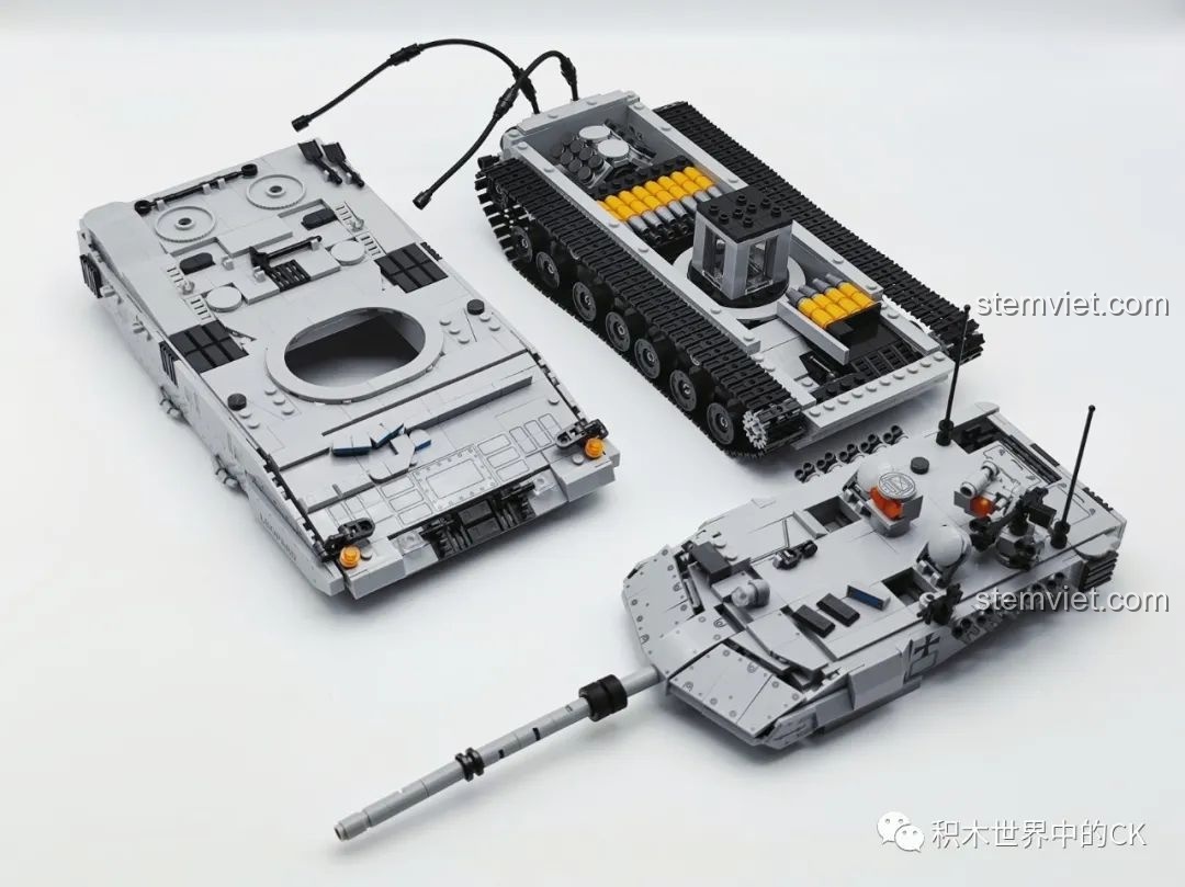 Cận cảnh khoang đạn bên trong khung gầm của mô hình xe tăng Leopard 2A7 JIESTAR 61036, với các viên đạn màu vàng.