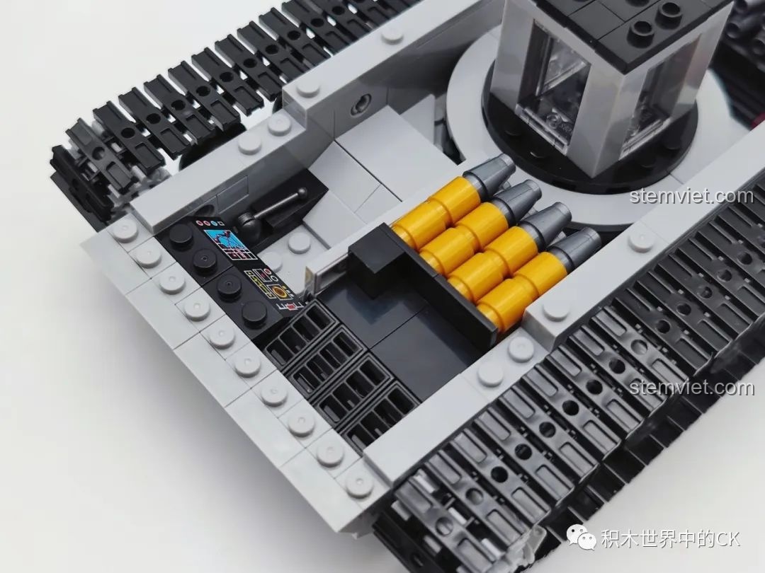 Khoang đạn thứ hai bên trong mô hình xe tăng Leopard 2A7 JIESTAR 61036, với nhiều viên đạn được sắp xếp gọn gàng.