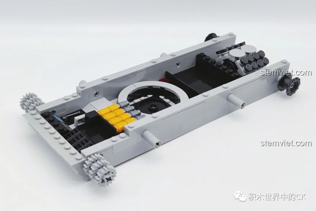 Quá trình lắp ráp khung gầm ban đầu của bộ đồ chơi xe tăng Leopard 2A7 JIESTAR 61036, thể hiện cấu trúc bên trong.