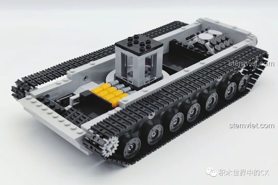 Khung gầm xe tăng Leopard 2A7 JIESTAR 61036 với hệ thống xích và bánh xe đã được lắp ráp, chi tiết và chắc chắn.