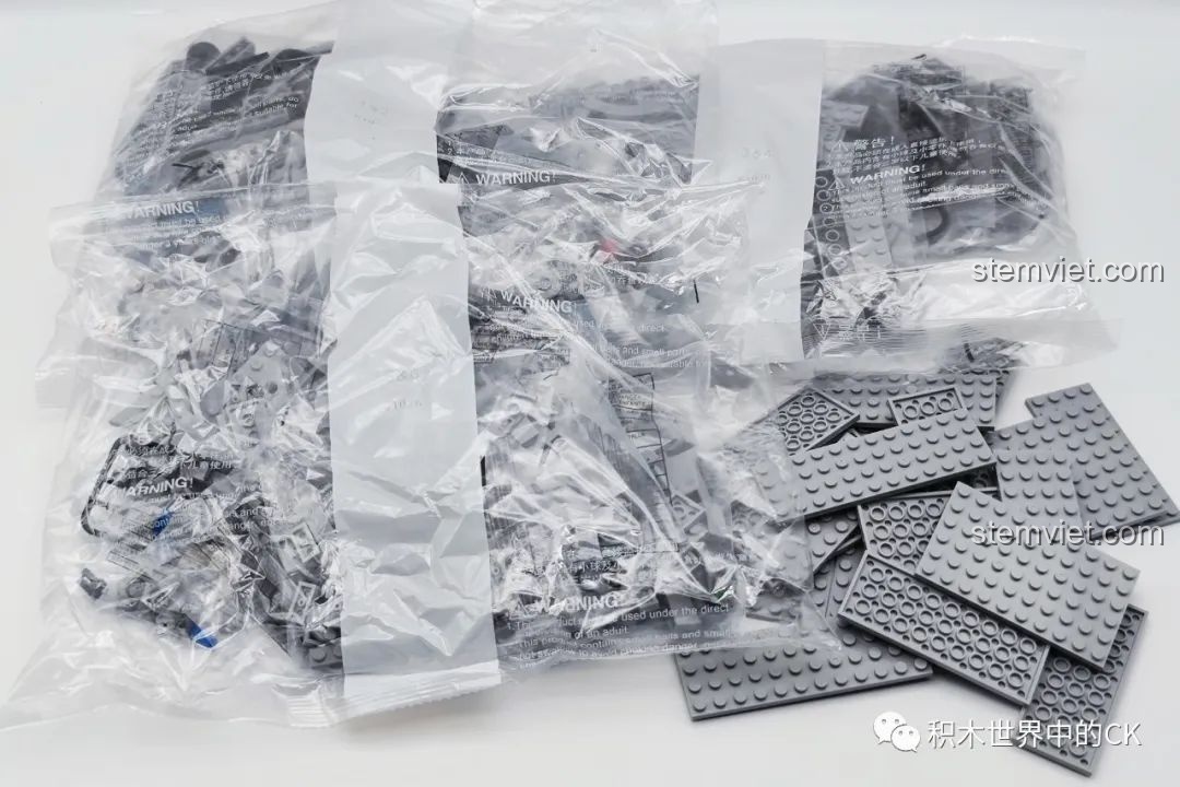 Các túi mảnh ghép nhựa ABS cao cấp của bộ lắp ráp xe tăng Leopard 2A7 JIESTAR 61036 được phân loại gọn gàng.