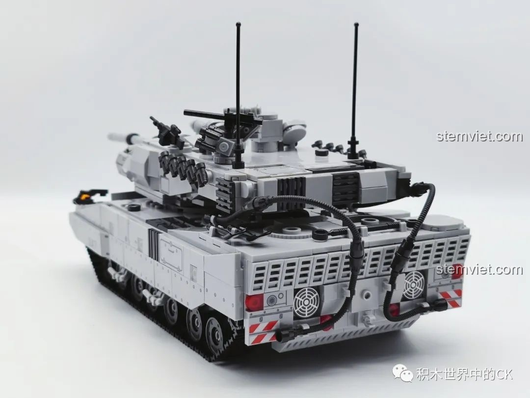 Mặt sau của mô hình xe tăng Leopard 2A7 JIESTAR 61036, với các chi tiết quạt tản nhiệt và đèn hậu.