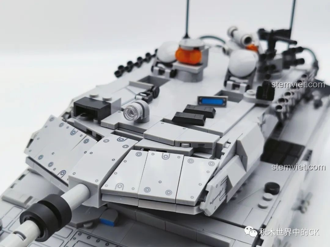 Cận cảnh nóc tháp pháo của mô hình xe tăng Leopard 2A7 JIESTAR 61036, với các thiết bị quan sát, súng máy và ăng-ten.