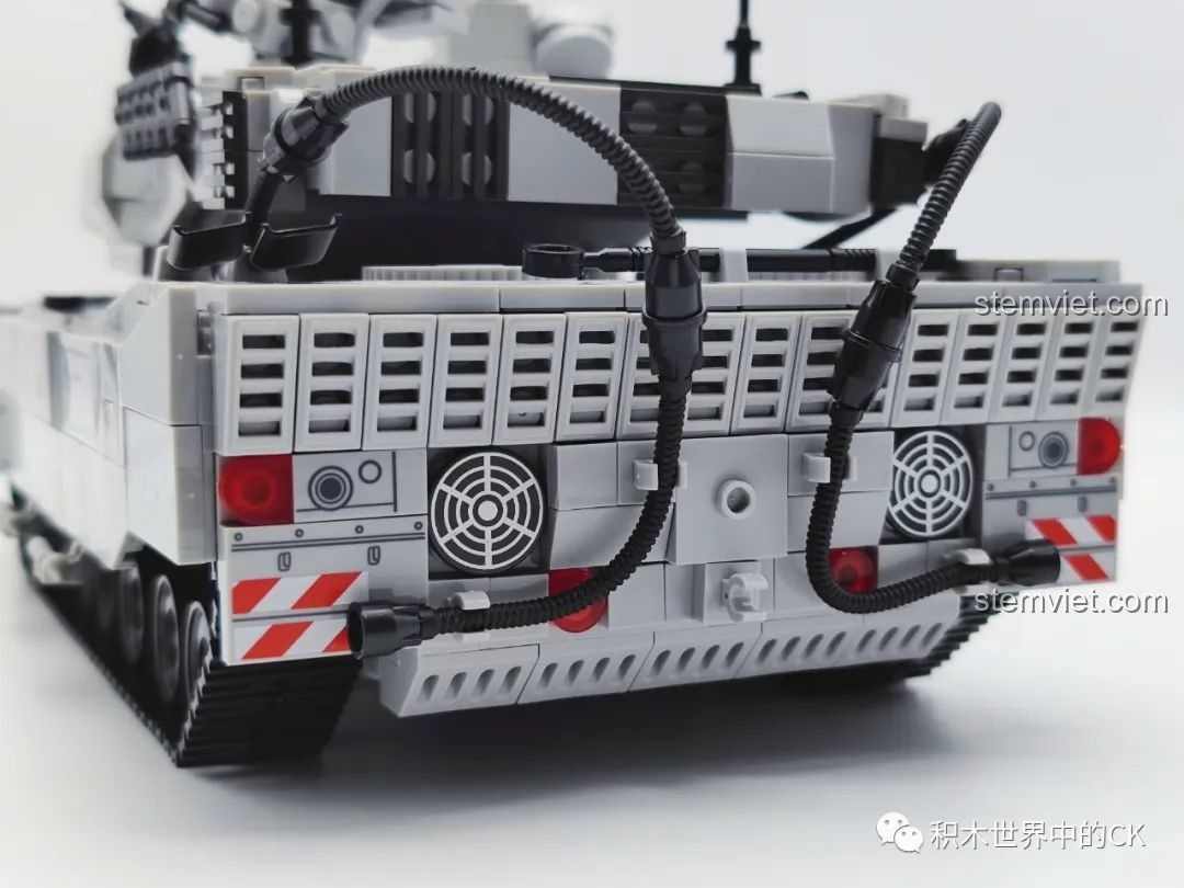 Chi tiết các đường ống và phụ kiện phía sau của mô hình xe tăng Leopard 2A7 JIESTAR 61036, thể hiện sự tỉ mỉ.