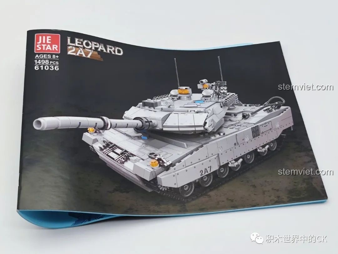 Sách hướng dẫn lắp ráp bộ đồ chơi xe tăng Leopard 2A7 JIESTAR 61036 dày dặn, minh họa từng bước rõ ràng.