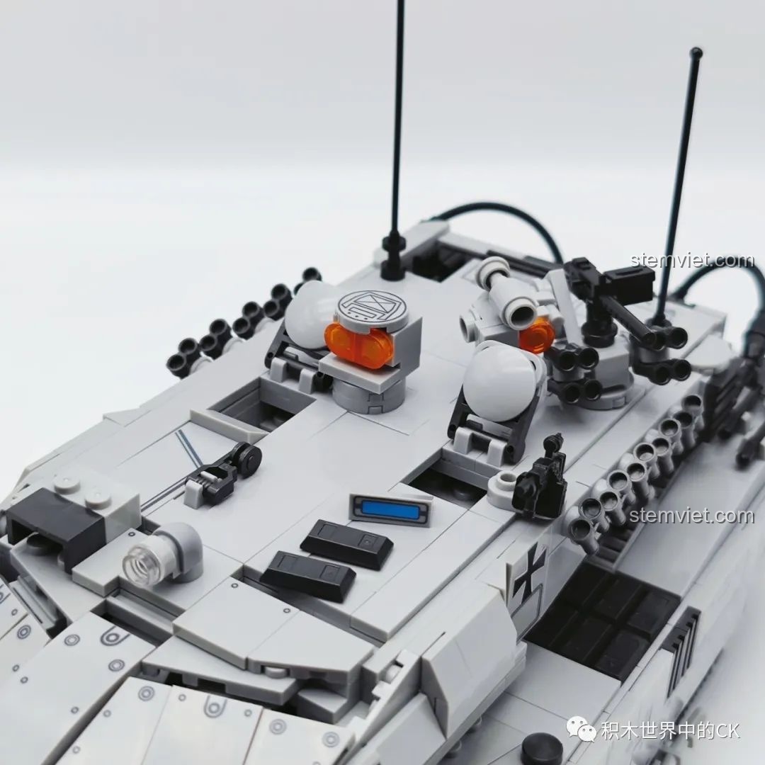 Chi tiết súng máy và các ống phóng lựu trên tháp pháo của mô hình xe tăng Leopard 2A7 JIESTAR 61036, tăng tính chân thực.