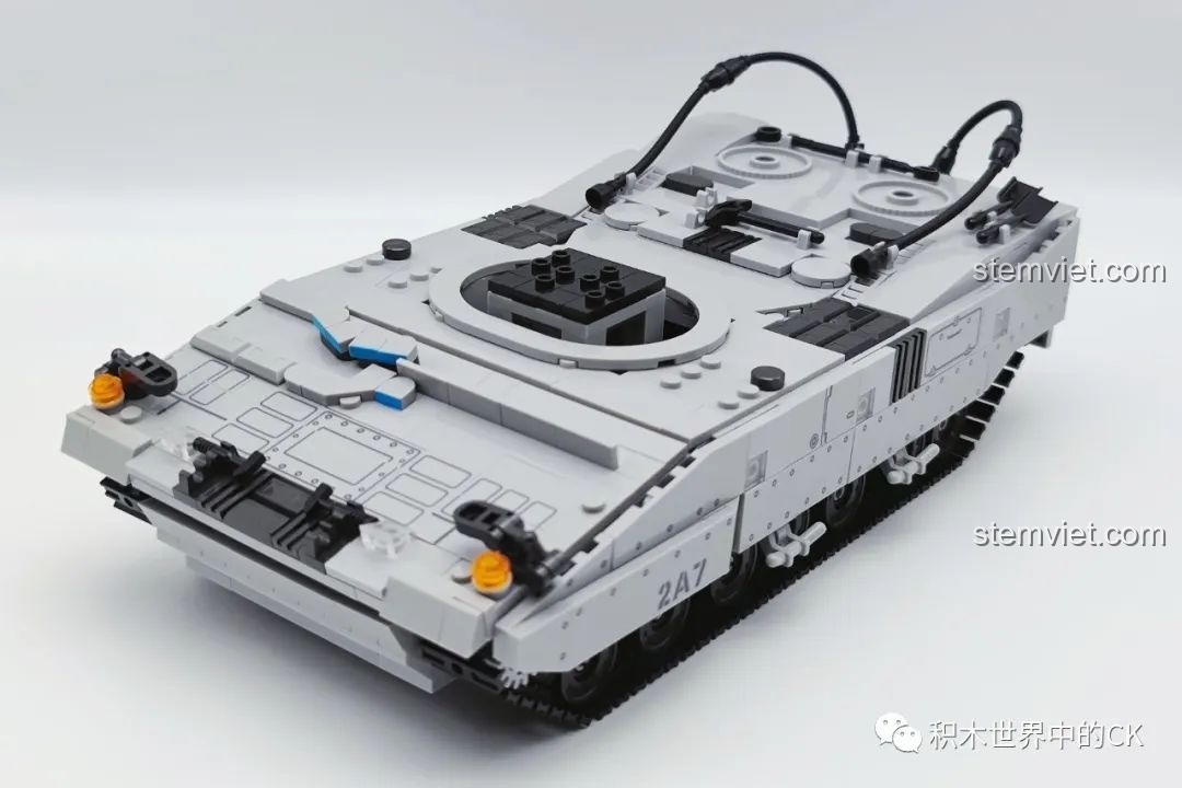 Thân xe tăng Leopard 2A7 JIESTAR 61036 đã hoàn thiện, với các chi tiết nhỏ và lỗ gắn tháp pháo.