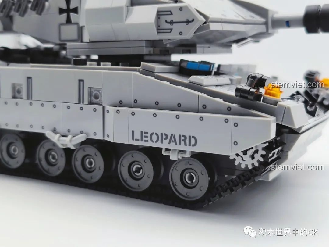 Mô hình xe tăng Leopard 2A7 JIESTAR 61036 được tháo rời thành các phần chính: khung gầm, thân và tháp pháo, cho thấy cấu trúc bên trong.