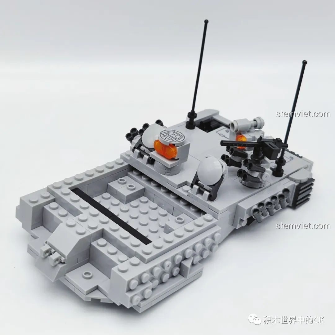 Quá trình lắp ráp tháp pháo của bộ lắp ráp xe tăng Leopard 2A7 JIESTAR 61036, với các chi tiết nhỏ và ăng-ten.