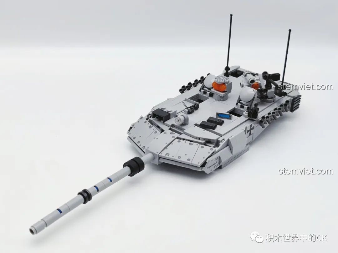 Tháp pháo xe tăng Leopard 2A7 JIESTAR 61036 gần hoàn thiện, với nòng pháo chính và các chi tiết phụ.