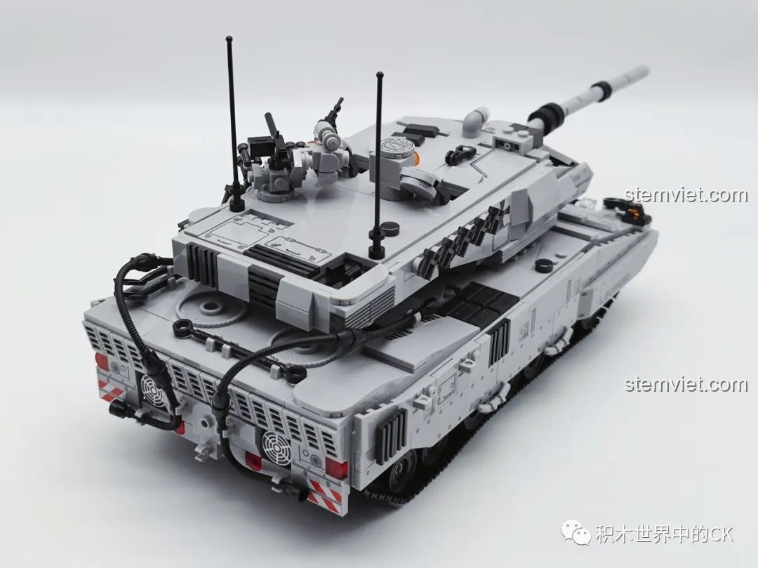 Góc nhìn tổng thể từ phía sau của mô hình xe tăng Leopard 2A7 JIESTAR 61036, thể hiện sự đồ sộ và chi tiết.
