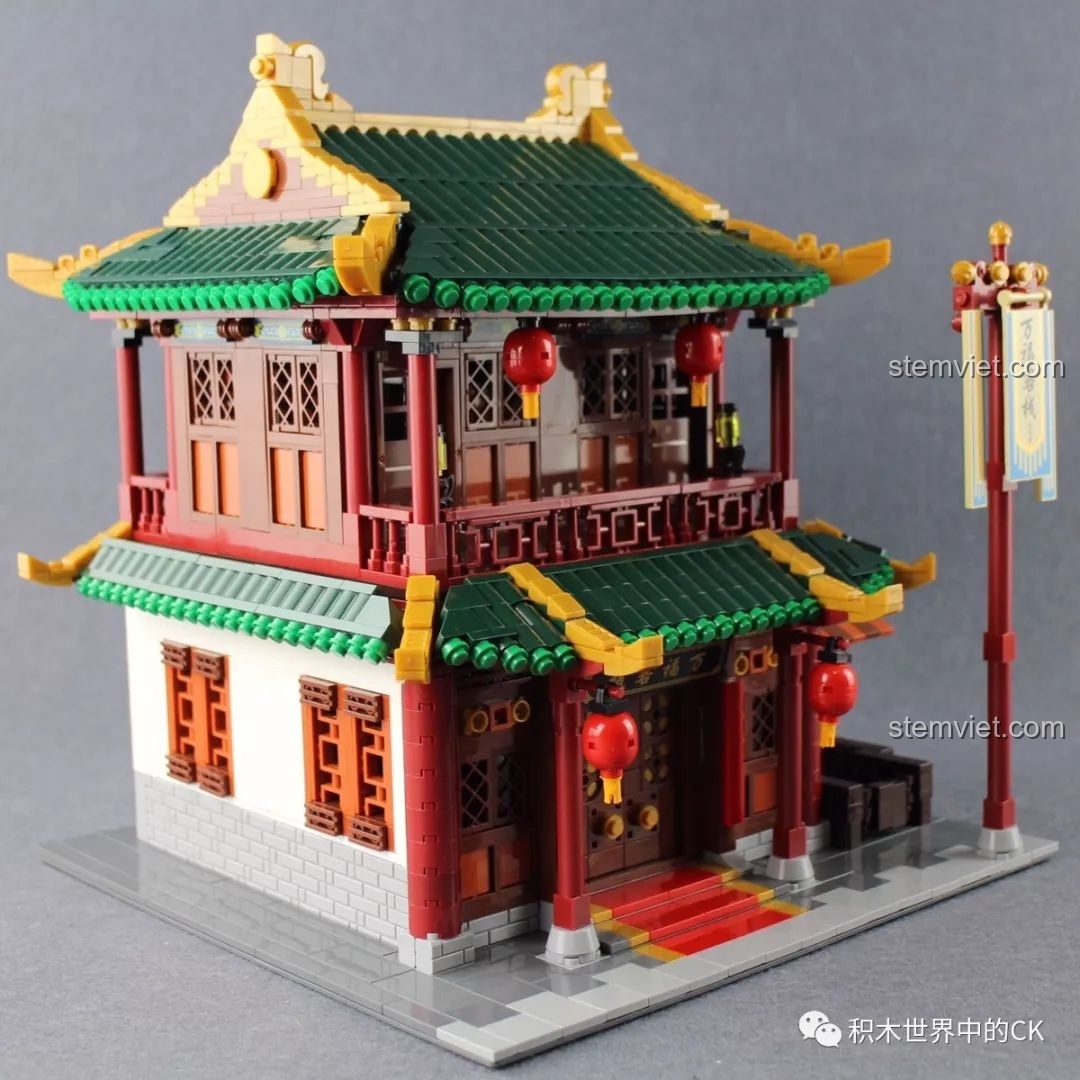 Cận cảnh chi tiết cửa chính và biển hiệu của Vạn Phúc Khách Sạn, một điểm nhấn trong thiết kế của XINGBAO XB-01022.