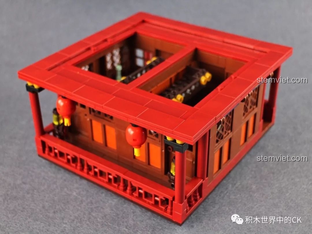 Tầng hai của Vạn Phúc Khách Sạn sau khi hoàn thành, thể hiện kiến trúc cổ điển với lan can đỏ và cửa sổ gỗ.