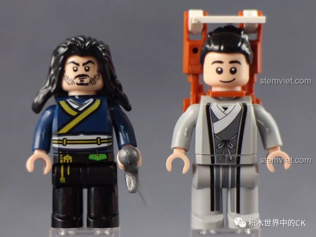 Cận cảnh minifigure Đại hiệp và Thư sinh trong bộ XINGBAO XB-01022, với các phụ kiện đặc trưng như kiếm và gùi sách.