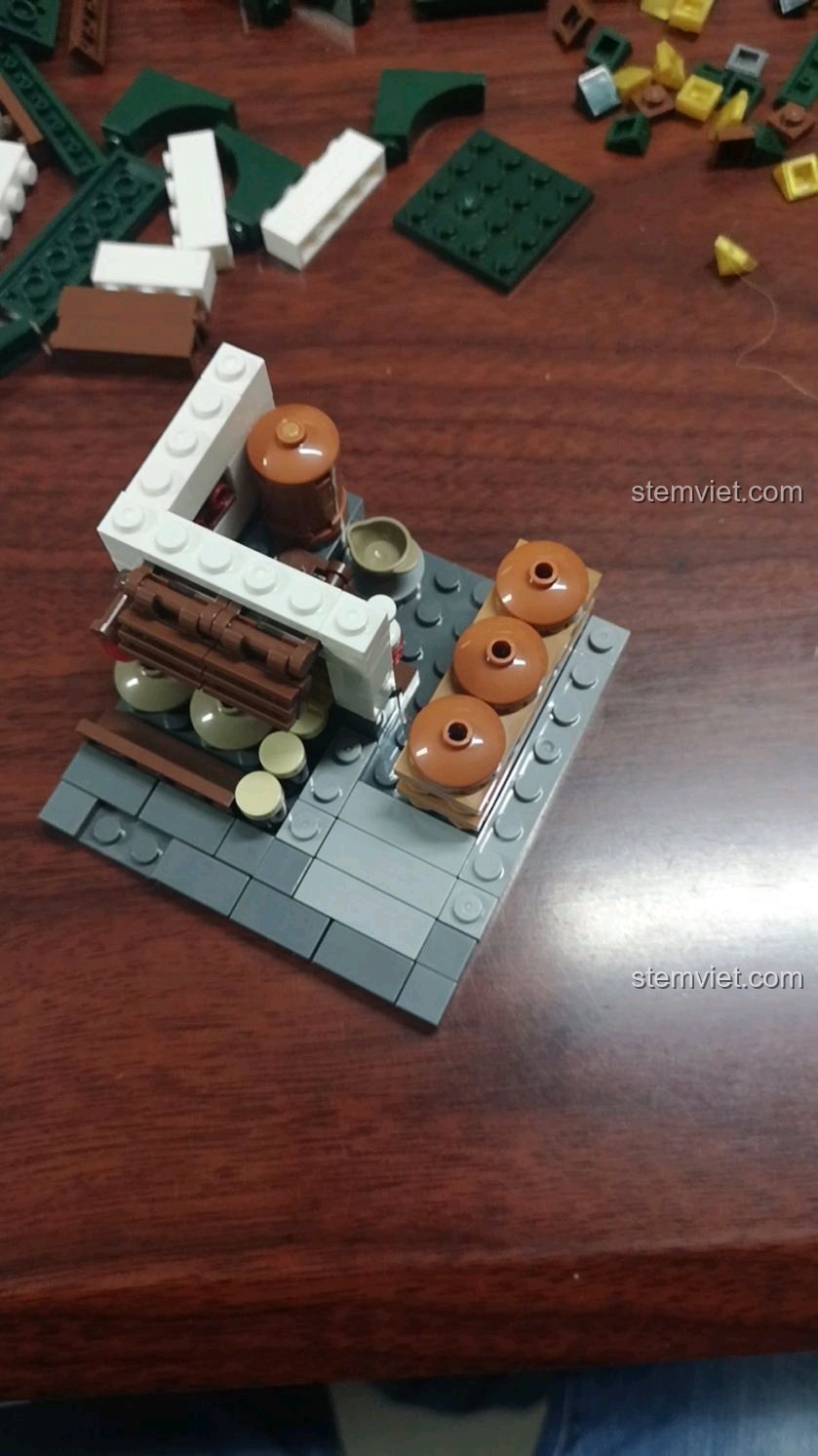 Một phần của mô hình Cối Xay Gió Phố Trung Hoa đang được lắp ráp, với các chi tiết nhỏ và màu sắc hài hòa.