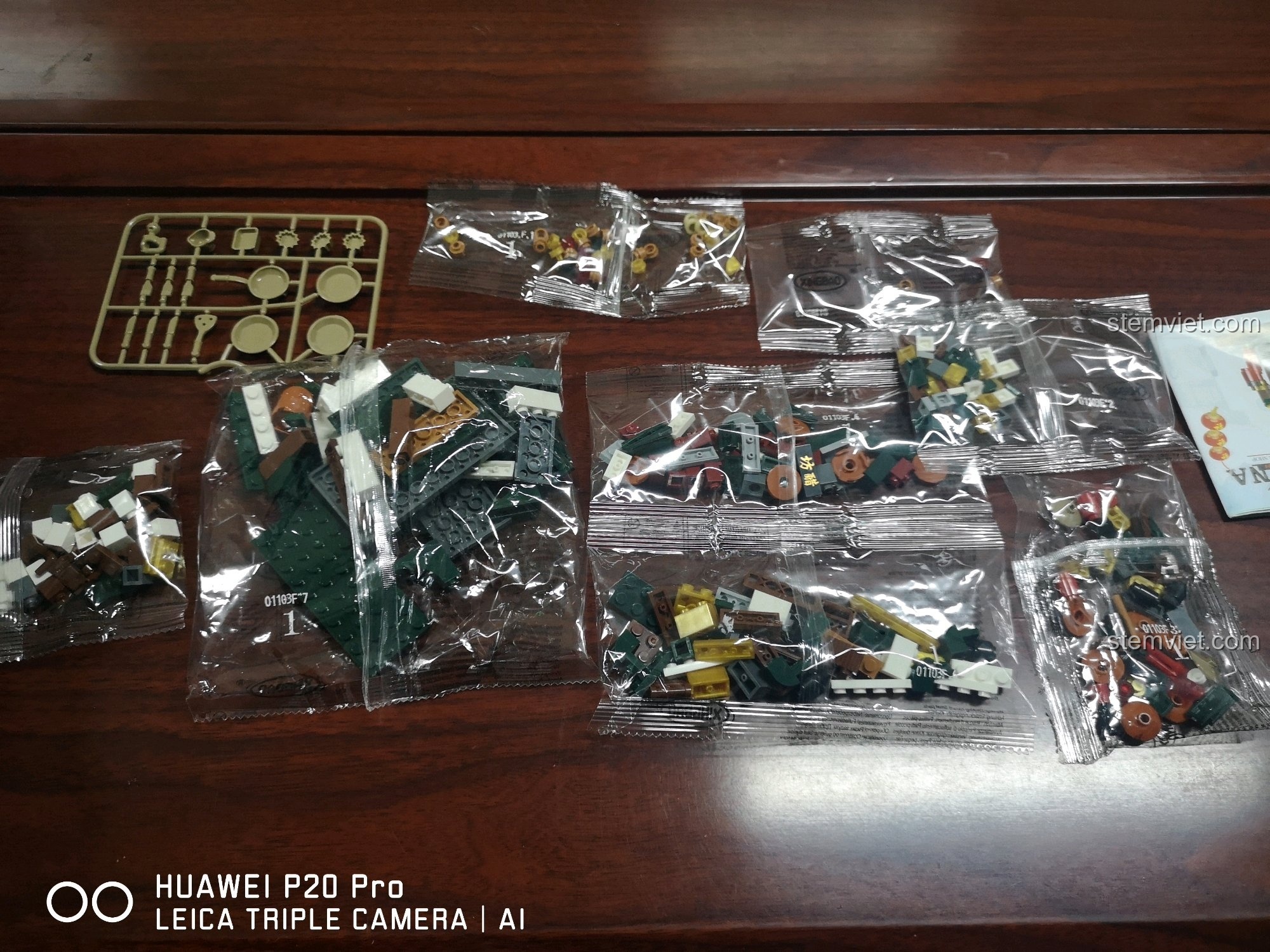 Toàn bộ các mảnh ghép của bộ lắp ráp XINGBAO XB-01103A Cối Xay Gió Phố Trung Hoa được sắp xếp gọn gàng.