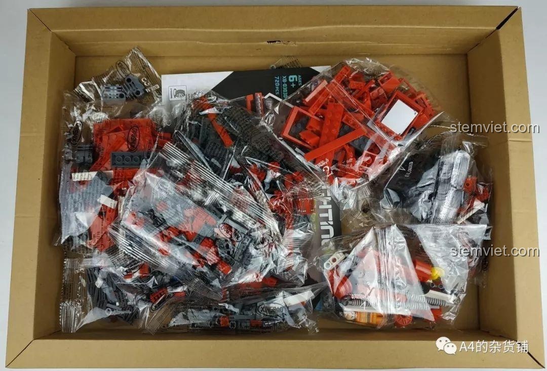 Bên trong hộp bộ xếp hình Xe cứu hỏa thành phố XB-03030 chất lượng cao giá tốt, các túi mảnh ghép được phân loại theo bước lắp ráp.