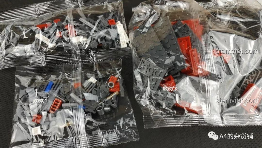 Các túi mảnh ghép được đánh số cho bước 1 của bộ đồ chơi xây dựng Xe cứu hỏa cho trẻ em 6 tuổi, sẵn sàng cho việc lắp ráp.