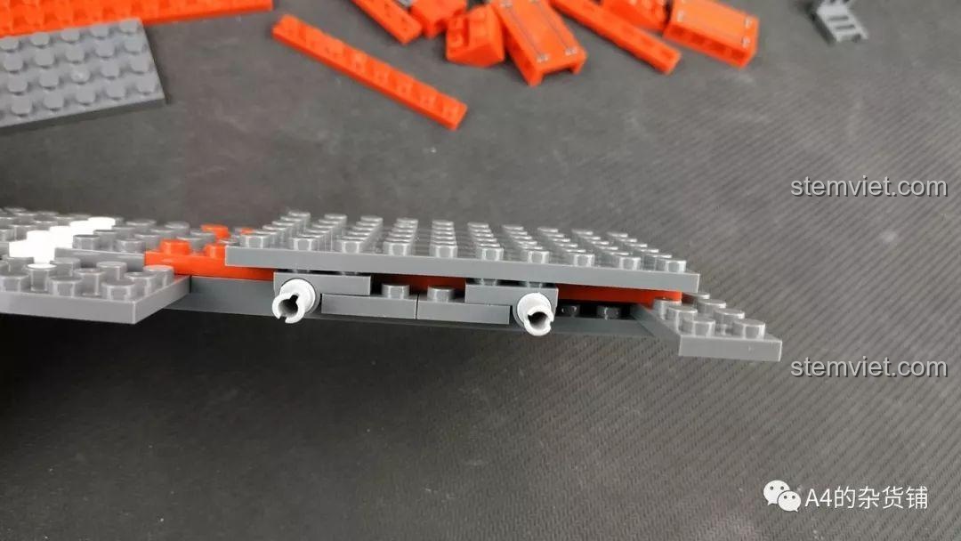 Cận cảnh vấn đề mảnh ghép phẳng không khít trong quá trình lắp ráp đồ chơi xây dựng Xe Cứu Hỏa Chữa Cháy Xingbao cho bé 6+, cần lực mạnh.