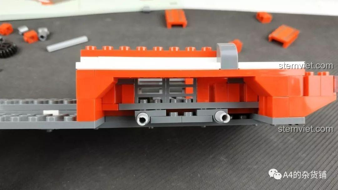 Kết quả lắp ráp phần khung gầm của bộ lắp ghép XB-03030 siêu tiết kiệm, cho thấy vẫn còn một số khe hở nhỏ.