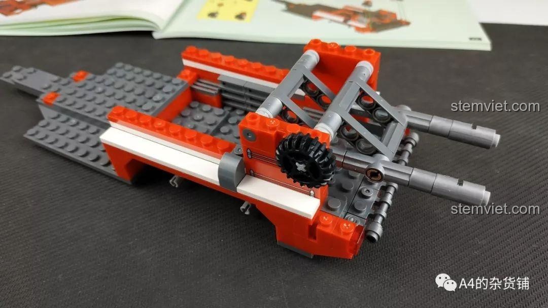 Hình ảnh hướng dẫn hoàn thành bước 1 của bộ khối lắp ghép Xingbao XB03030 tiết kiệm, khung gầm xe đã được lắp ráp.