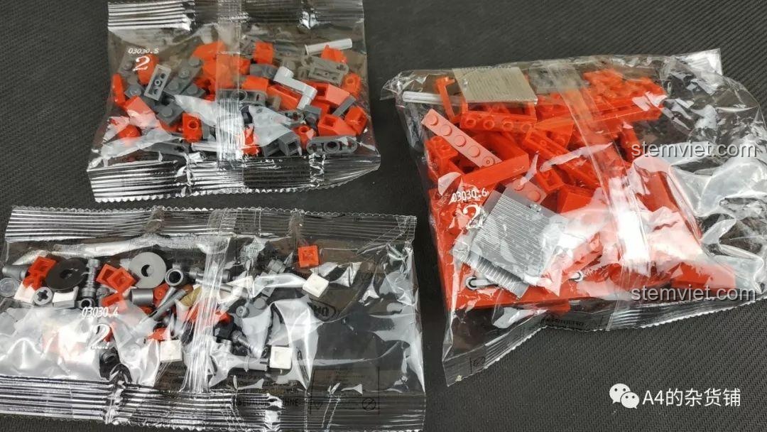 Cận cảnh các mảnh ghép in của bộ đồ chơi lắp ghép Xe cứu hỏa thành phố 03030 giá bình dân, không cần dán sticker, rất tiện lợi.