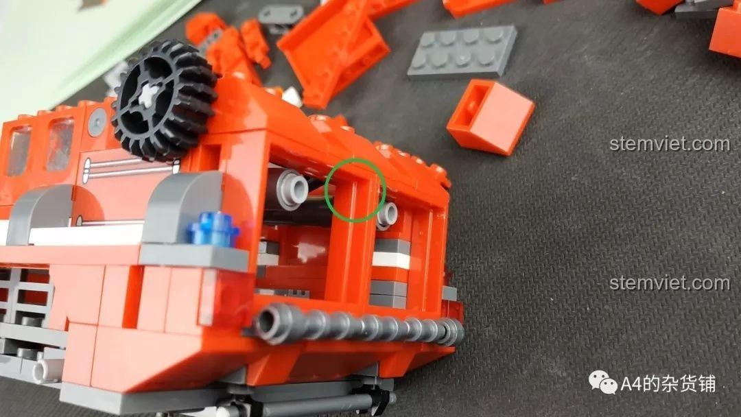 Lỗi thiết kế thiếu rãnh cố định cho cánh cửa trên đồ chơi lắp ghép Xe cứu hỏa cho bé 6+, khiến cửa dễ bị bật ra.