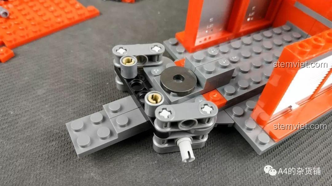 Hướng dẫn lắp ráp cơ chế lái trong sách của bộ lắp ráp Xe cứu hỏa thành phố XB-03030, minh họa từng bước chi tiết.